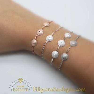 Bracciale d'argento con corbule in filigrana