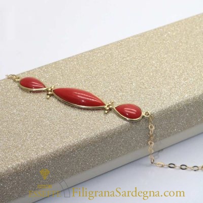 Bracciale d'oro con centrale in corallo rosso