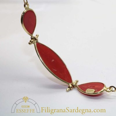 Bracciale d'oro con centrale in corallo rosso