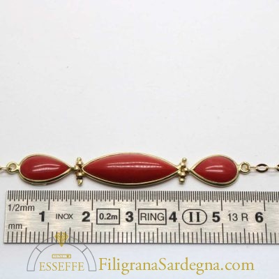 Bracciale d'oro con centrale in corallo rosso