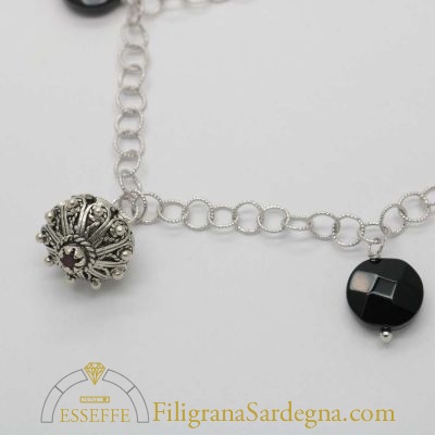 Bracciale in argento con bottone e charms