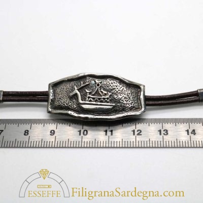 Bracciale in argento con navicella nuragica