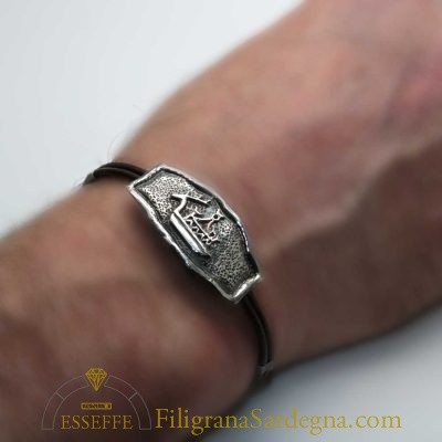 Bracciale in argento con navicella nuragica