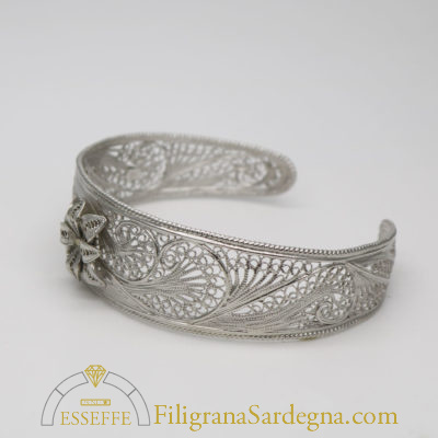 Bracciale rigido in filigrana d’argento con fiore