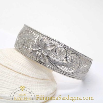 Bracciale rigido in filigrana d’argento con fiore
