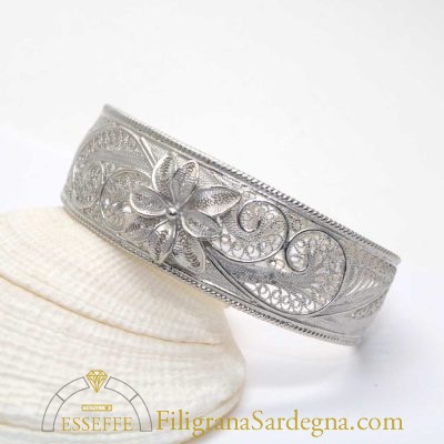 Bracciale rigido in filigrana d'argento con fiore