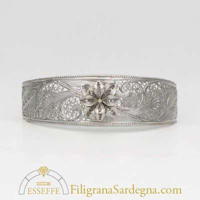 Bracciale rigido in filigrana d'argento con fiore