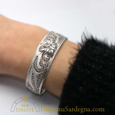 Bracciale rigido in filigrana d'argento con fiore