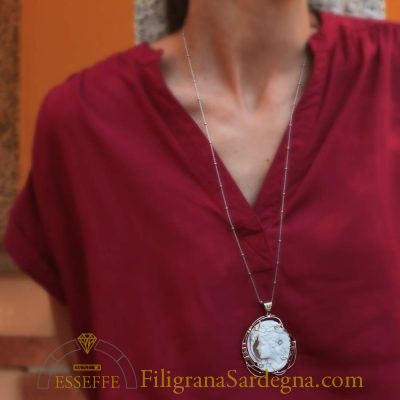 Cammeo con fili d’argento e corallini