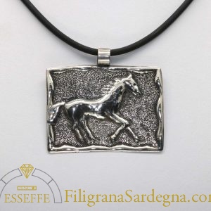 Ciondolo con cavallo sbalzato (modello grande) in argento brunito