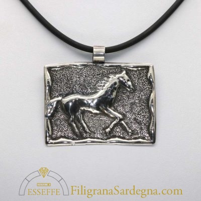 Ciondolo con cavallo sbalzato (modello grande) in argento brunito