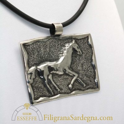 Ciondolo con cavallo sbalzato (modello grande) in argento brunito