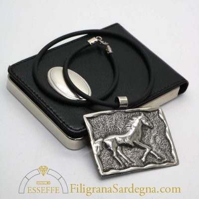 Ciondolo con cavallo sbalzato (modello grande) in argento brunito