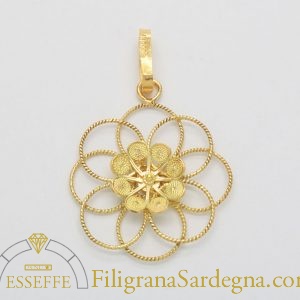 Ciondolo in filigrana d’oro con fiore
