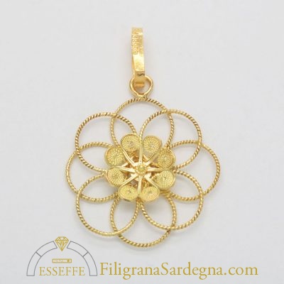 Ciondolo in filigrana d’oro con fiore