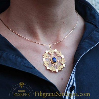Ciondolo in filigrana d’oro con lapislazzuli