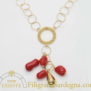 Collana con charms in corallo e oro