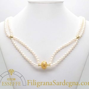 Collana con due fili di perle e vago in filigrana d'oro