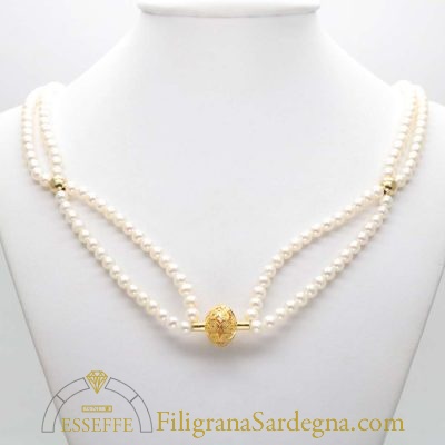 Collana con due fili di perle e vago in filigrana d'oro