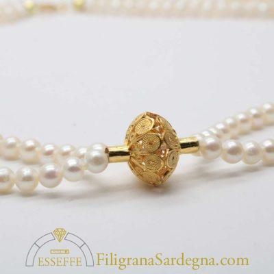 Collana con due fili di perle e vago in filigrana d'oro