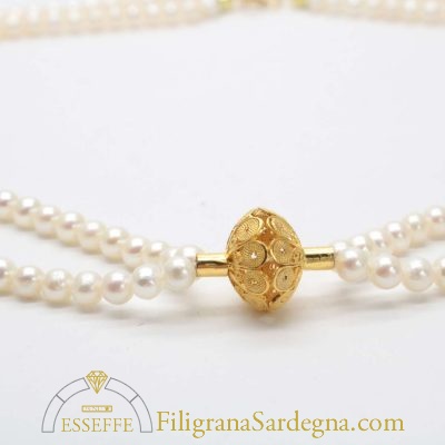 Collana con due fili di perle e vago in filigrana d'oro