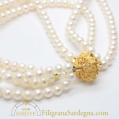 Collana con due fili di perle e vago in filigrana d'oro