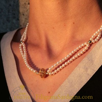 Collana con due fili di perle e vago in filigrana d'oro