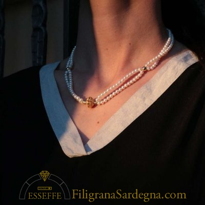 Collana con due fili di perle e vago in filigrana d'oro