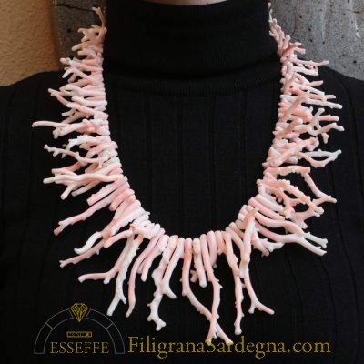 Collana con frange di corallo rosa