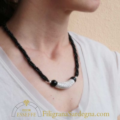 Collana con onici sfaccettati e elemento in filigrana a giorno