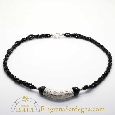 Collana con onici sfaccettati e elemento in filigrana a giorno