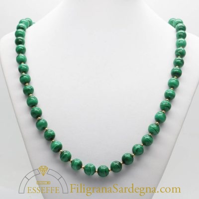 Collana con perle di malachite e intercalari d'oro