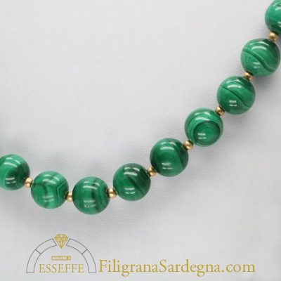 Collana con perle di malachite e intercalari d'oro