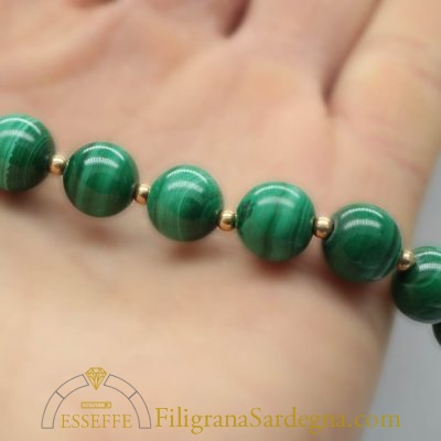 Collana con perle di malachite e intercalari d'oro