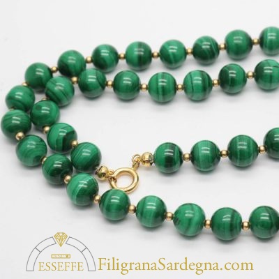 Collana con perle di malachite e intercalari d'oro