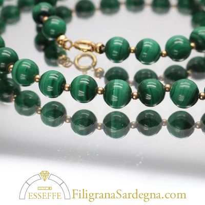 Collana con perle di malachite e intercalari d'oro