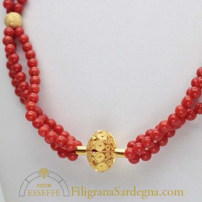 Collana con tre fili di corallo e vago in filigrana d'oro