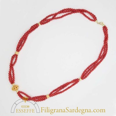 Collana con tre fili di corallo e vago in filigrana d'oro