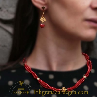 Collana con tre fili di corallo e vago in filigrana d'oro