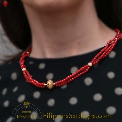 Collana con tre fili di corallo e vago in filigrana d'oro