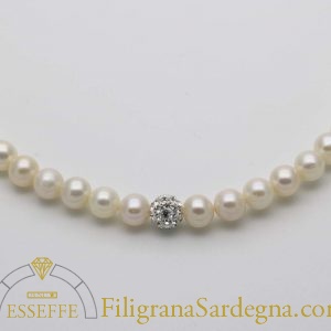 Collana di perle bianche con strass