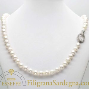 Collana di perle con chiusura in oro bianco