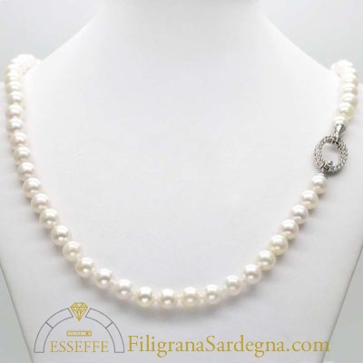 Collana di perle con chiusura in oro bianco