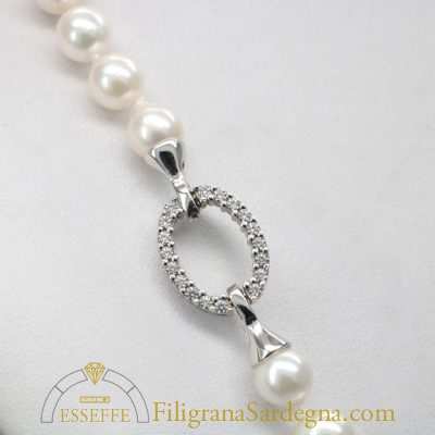 Collana di perle con chiusura in oro bianco