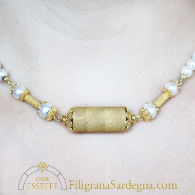 Collana di perle con rocchetto in filigrana