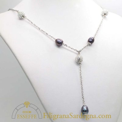 Collana in oro bianco con perle grigio viola e strass