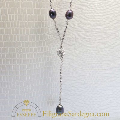 Collana in oro bianco con perle grigio viola e strass