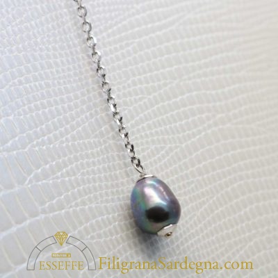 Collana in oro bianco con perle grigio viola e strass