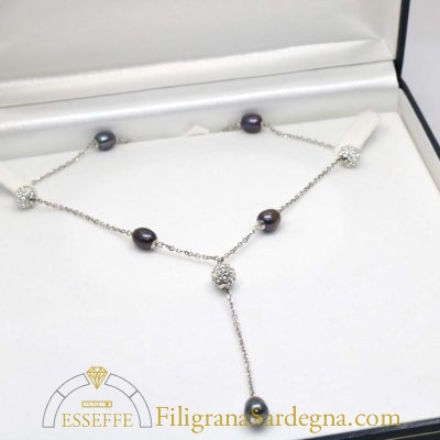 Collana in oro bianco con perle grigio viola e strass