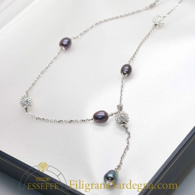 Collana in oro bianco con perle grigio viola e strass